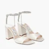 Saeda-sandaal met blokhak 85 Ivoorkleurige satijnen sandalen met blokhak en kristallen ketting