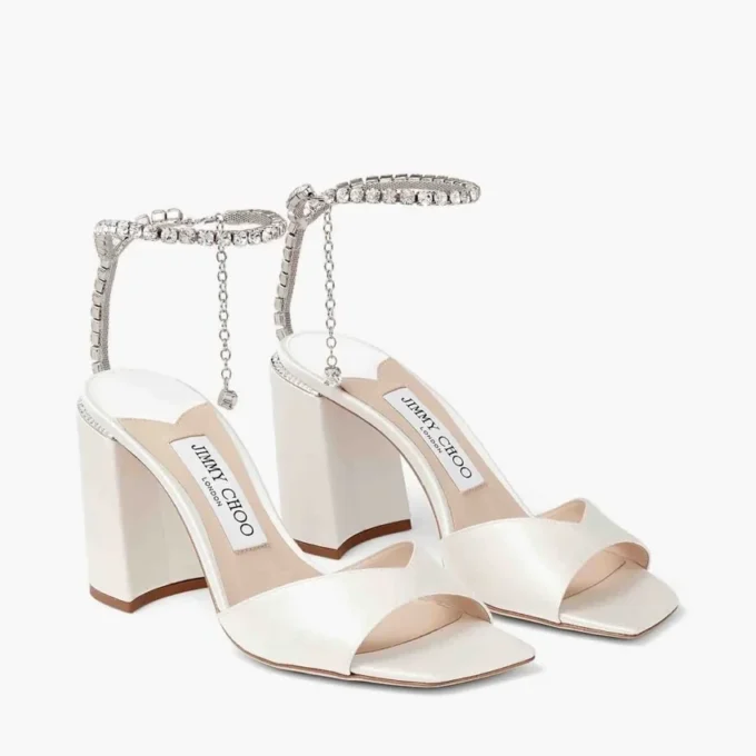 Saeda-sandaal met blokhak 85 Ivoorkleurige satijnen sandalen met blokhak en kristallen ketting