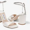 Saeda-sandaal met blokhak 85 Ivoorkleurige satijnen sandalen met blokhak en kristallen ketting