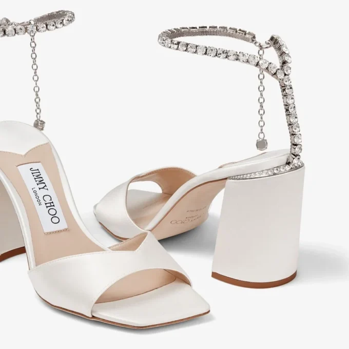 Saeda-sandaal met blokhak 85 Ivoorkleurige satijnen sandalen met blokhak en kristallen ketting