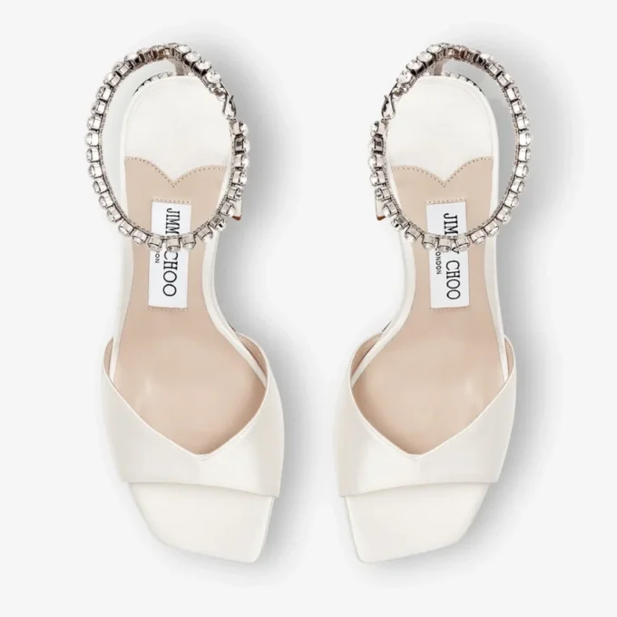 Saeda-sandaal met blokhak 85 Ivoorkleurige satijnen sandalen met blokhak en kristallen ketting