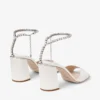 Saeda-sandaal met blokhak 85 Ivoorkleurige satijnen sandalen met blokhak en kristallen ketting