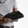 Skylar zwarte glanzende clutch van leer met slangenprint en vierkante JC-sluiting Skylar zwarte glanzende clutch van leer met slangenprint en vierkante JC-sluiting