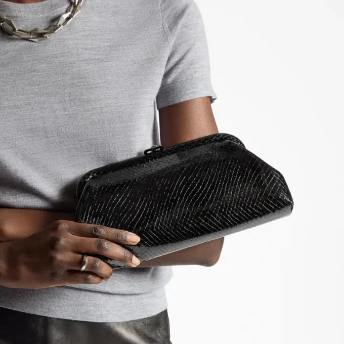Skylar zwarte glanzende clutch van leer met slangenprint en vierkante JC-sluiting Skylar zwarte glanzende clutch van leer met slangenprint en vierkante JC-sluiting
