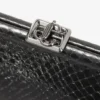 Skylar zwarte glanzende clutch van leer met slangenprint en vierkante JC-sluiting Skylar zwarte glanzende clutch van leer met slangenprint en vierkante JC-sluiting