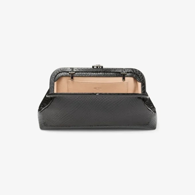 Skylar zwarte glanzende clutch van leer met slangenprint en vierkante JC-sluiting Skylar zwarte glanzende clutch van leer met slangenprint en vierkante JC-sluiting