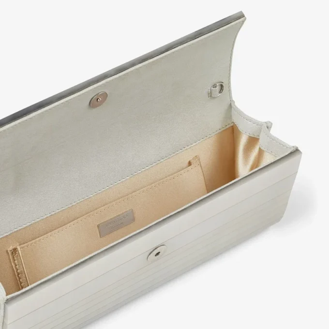 Sweetie ivoorkleurige parelmoeren clutch met zilveren kettingriem Sweetie ivoorkleurige parelmoeren clutch met zilveren kettingriem