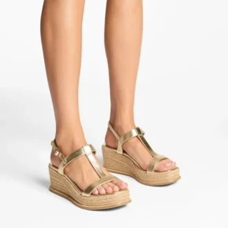 Theia Wedge 60 Goudkleurige metallic leren sleehak sandalen