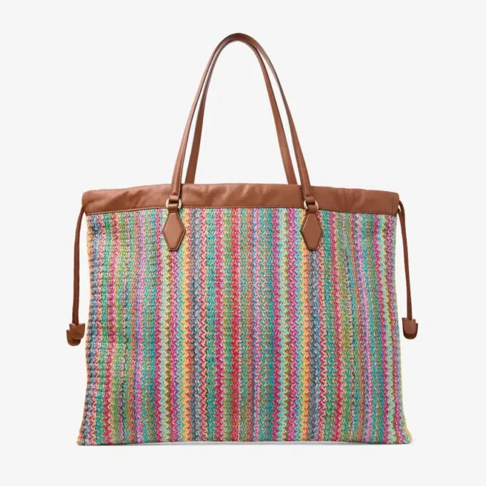 Tote met trekkoord, groot Tote met trekkoord van raffia in multi en tan met chevronpatroon en lederen afwerking Tote met trekkoord, groot Tote met trekkoord van raffia in multi en tan met chevronpatroon en lederen afwerking