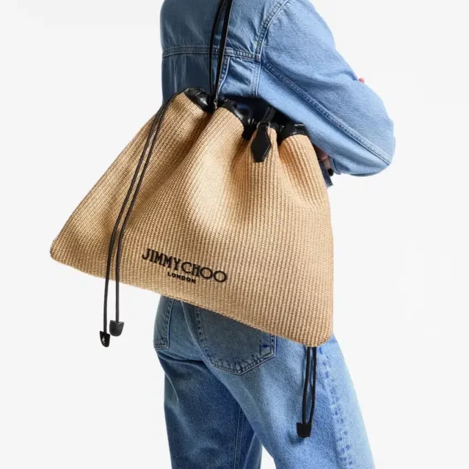 Tote met trekkoord Grote natuurlijke zachte raffia-tote met afwerking van glad kalfsleer Tote met trekkoord Grote natuurlijke zachte raffia-tote met afwerking van glad kalfsleer
