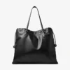 Tote met trekkoord Grote zwarte nappaleren tote met trekkoord en jimmy choo-logo in reliëf Tote met trekkoord Grote zwarte nappaleren tote met trekkoord en jimmy choo-logo in reliëf