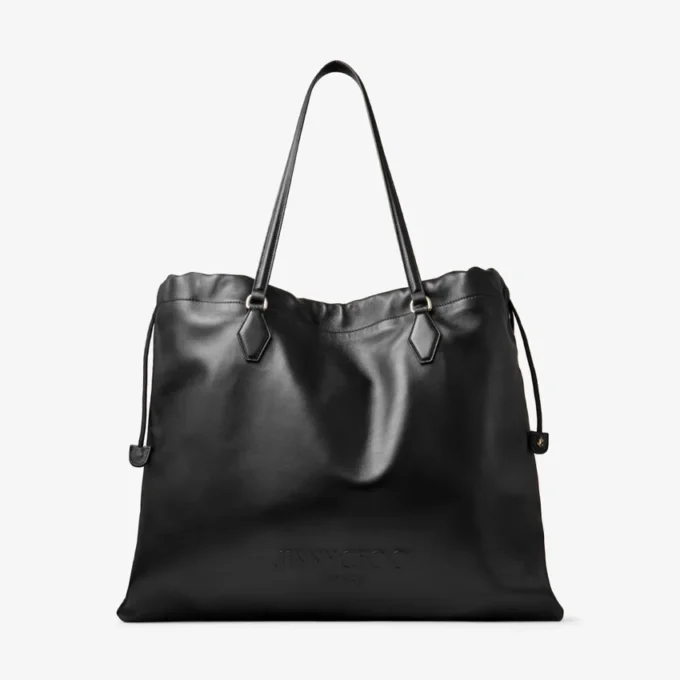 Tote met trekkoord Grote zwarte nappaleren tote met trekkoord en jimmy choo-logo in reliëf Tote met trekkoord Grote zwarte nappaleren tote met trekkoord en jimmy choo-logo in reliëf
