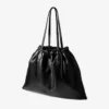 Tote met trekkoord Grote zwarte nappaleren tote met trekkoord en jimmy choo-logo in reliëf Tote met trekkoord Grote zwarte nappaleren tote met trekkoord en jimmy choo-logo in reliëf