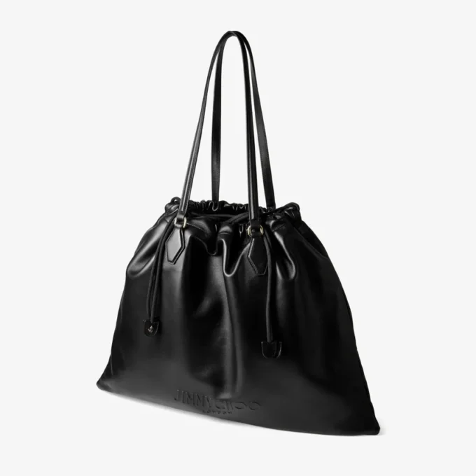 Tote met trekkoord Grote zwarte nappaleren tote met trekkoord en jimmy choo-logo in reliëf Tote met trekkoord Grote zwarte nappaleren tote met trekkoord en jimmy choo-logo in reliëf