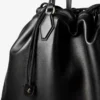 Tote met trekkoord Grote zwarte nappaleren tote met trekkoord en jimmy choo-logo in reliëf Tote met trekkoord Grote zwarte nappaleren tote met trekkoord en jimmy choo-logo in reliëf