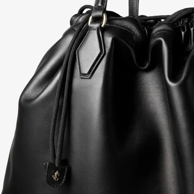Tote met trekkoord Grote zwarte nappaleren tote met trekkoord en jimmy choo-logo in reliëf Tote met trekkoord Grote zwarte nappaleren tote met trekkoord en jimmy choo-logo in reliëf