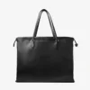 Tote met trekkoord Grote zwarte nappaleren tote met trekkoord en jimmy choo-logo in reliëf Tote met trekkoord Grote zwarte nappaleren tote met trekkoord en jimmy choo-logo in reliëf