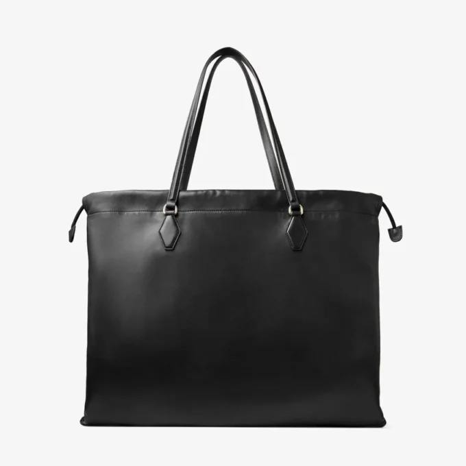 Tote met trekkoord Grote zwarte nappaleren tote met trekkoord en jimmy choo-logo in reliëf Tote met trekkoord Grote zwarte nappaleren tote met trekkoord en jimmy choo-logo in reliëf