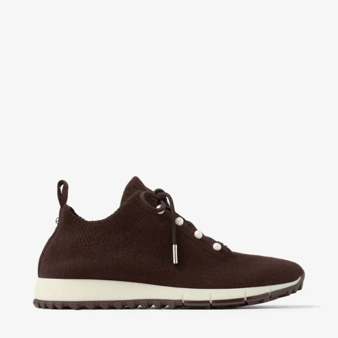 Veles chocoladebruine sneakers van gemêleerd kasjmierbreisel met parelknopen Veles chocoladebruine sneakers van gemêleerd kasjmierbreisel met parelknopen