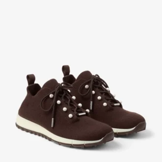 Veles chocoladebruine sneakers van gemêleerd kasjmierbreisel met parelknopen