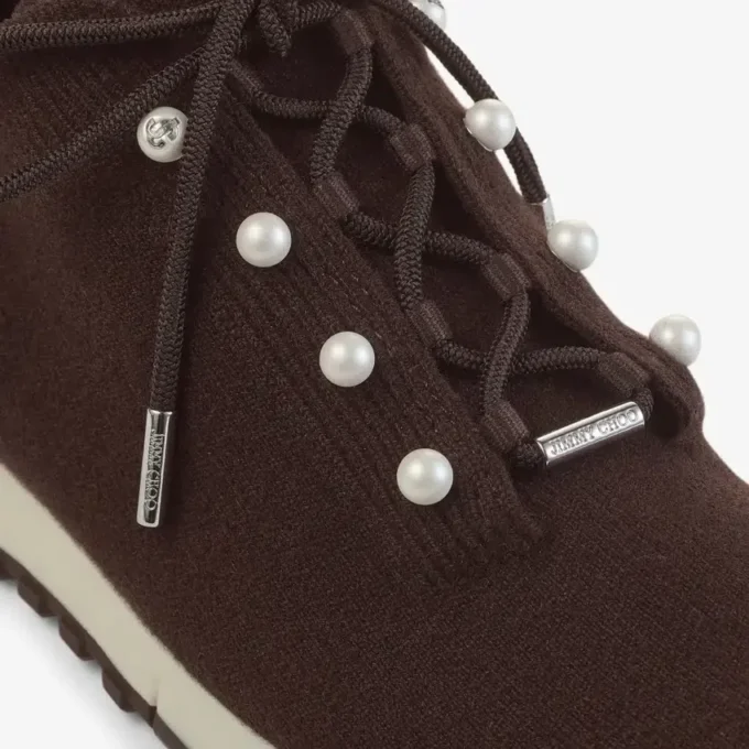 Veles chocoladebruine sneakers van gemêleerd kasjmierbreisel met parelknopen Veles chocoladebruine sneakers van gemêleerd kasjmierbreisel met parelknopen