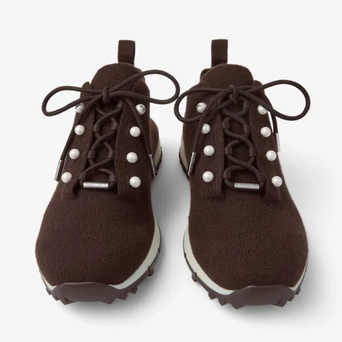 Veles chocoladebruine sneakers van gemêleerd kasjmierbreisel met parelknopen Veles chocoladebruine sneakers van gemêleerd kasjmierbreisel met parelknopen