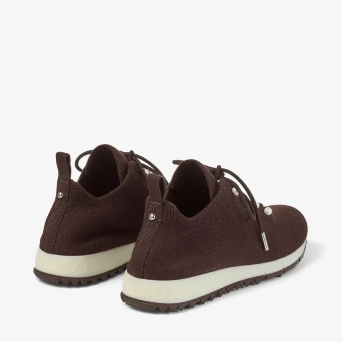 Veles chocoladebruine sneakers van gemêleerd kasjmierbreisel met parelknopen Veles chocoladebruine sneakers van gemêleerd kasjmierbreisel met parelknopen