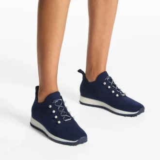 Veles marineblauwe sneakers van gemêleerd kasjmierbreisel met parelknopen
