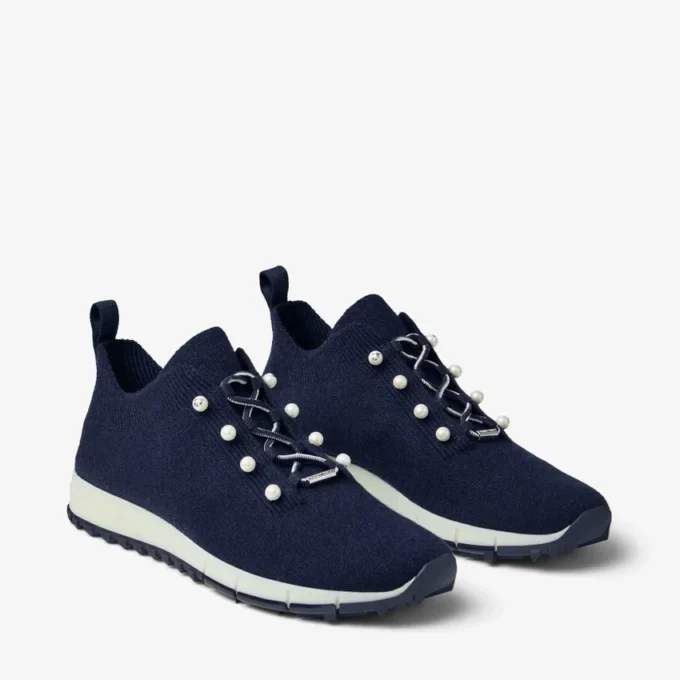 Veles marineblauwe sneakers van gemêleerd kasjmierbreisel met parelknopen Veles marineblauwe sneakers van gemêleerd kasjmierbreisel met parelknopen