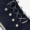 Veles marineblauwe sneakers van gemêleerd kasjmierbreisel met parelknopen Veles marineblauwe sneakers van gemêleerd kasjmierbreisel met parelknopen