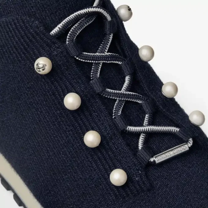 Veles marineblauwe sneakers van gemêleerd kasjmierbreisel met parelknopen Veles marineblauwe sneakers van gemêleerd kasjmierbreisel met parelknopen
