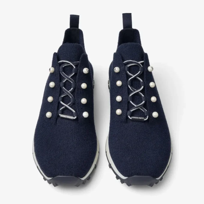 Veles marineblauwe sneakers van gemêleerd kasjmierbreisel met parelknopen Veles marineblauwe sneakers van gemêleerd kasjmierbreisel met parelknopen