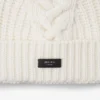 Yuki Cable Latte kabelgebreide beanie met leren logolabel