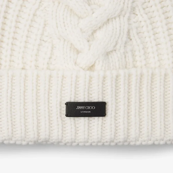 Yuki Cable Latte kabelgebreide beanie met leren logolabel