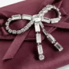 Zachte kaarthouder met ketting Diep merlotkleurige satijnen kaarthouder met kristallen strik Zachte kaarthouder met ketting Diep merlotkleurige satijnen kaarthouder met kristallen strik