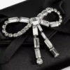 Zachte kaarthouder met ketting Zwarte satijnen kaarthouder met kristallen strik Zachte kaarthouder met ketting Zwarte satijnen kaarthouder met kristallen strik