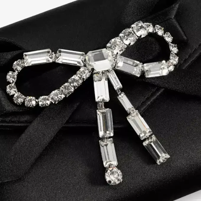 Zachte kaarthouder met ketting Zwarte satijnen kaarthouder met kristallen strik Zachte kaarthouder met ketting Zwarte satijnen kaarthouder met kristallen strik