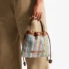Zakje met trekkoord en handvat Multicolor en bruin chevron raffia zakje met trekkoord en lederen afwerking Zakje met trekkoord en handvat Multicolor en bruin chevron raffia zakje met trekkoord en lederen afwerking