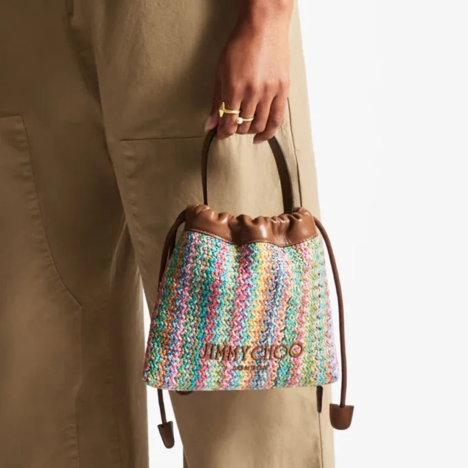 Zakje met trekkoord en handvat Multicolor en bruin chevron raffia zakje met trekkoord en lederen afwerking Zakje met trekkoord en handvat Multicolor en bruin chevron raffia zakje met trekkoord en lederen afwerking