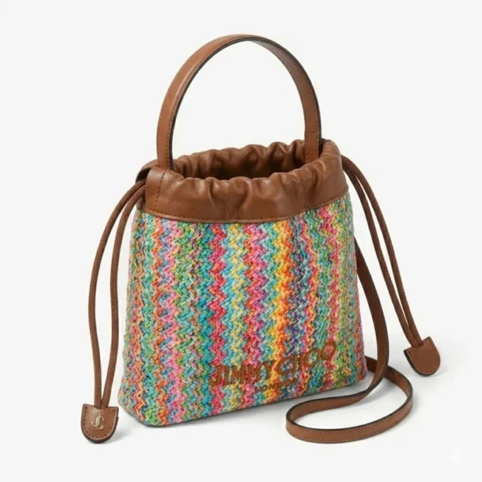 Zakje met trekkoord en handvat Multicolor en bruin chevron raffia zakje met trekkoord en lederen afwerking Zakje met trekkoord en handvat Multicolor en bruin chevron raffia zakje met trekkoord en lederen afwerking
