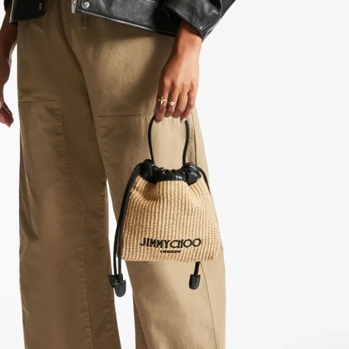 Zakje met trekkoord en handvat Natuurlijk en zwart zacht raffia zakje met trekkoord en leren afwerking Zakje met trekkoord en handvat Natuurlijk en zwart zacht raffia zakje met trekkoord en leren afwerking