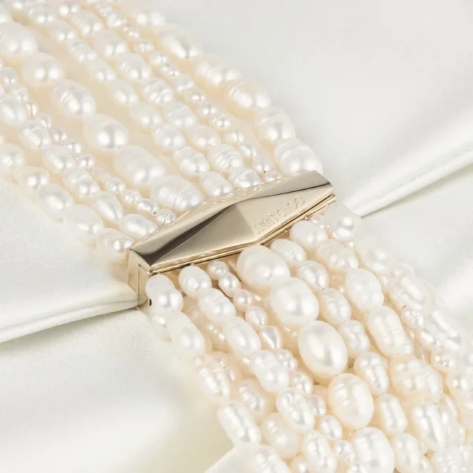 Zandra ivoorkleurige satijnen clutch