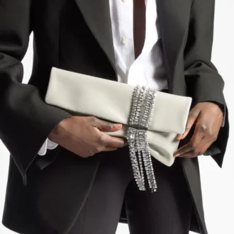 Zandra lichte, zachtgouden glanzende suède clutch met kettingarmband