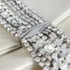Zandra lichte, zachtgouden glanzende suède clutch met kettingarmband Zandra lichte, zachtgouden glanzende suède clutch met kettingarmband