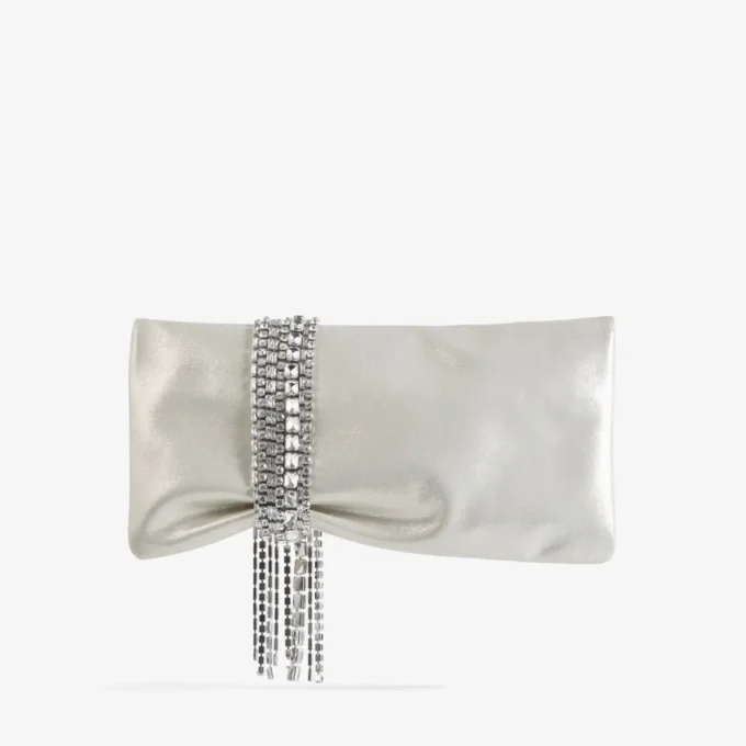 Zandra lichte, zachtgouden glanzende suède clutch met kettingarmband Zandra lichte, zachtgouden glanzende suède clutch met kettingarmband