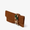 Zandra tan suède clutch met kralenarmband Zandra tan suède clutch met kralenarmband