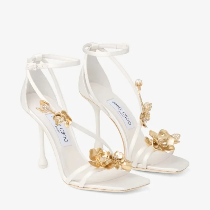 Zea 95 ivoorkleurige satijnen sandalen met bloemen Zea 95 ivoorkleurige satijnen sandalen met bloemen