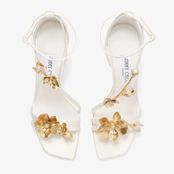 Zea 95 ivoorkleurige satijnen sandalen met bloemen Zea 95 ivoorkleurige satijnen sandalen met bloemen