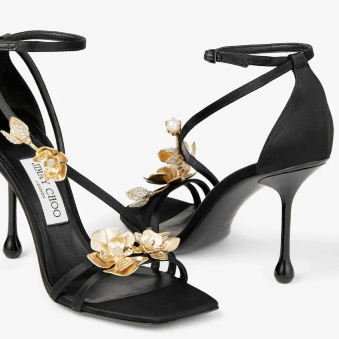 Zea 95 zwarte satijnen sandalen met metalen bloemen Zea 95 zwarte satijnen sandalen met metalen bloemen